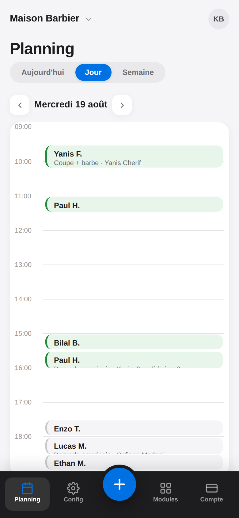 Vue Jour : l'agenda du mercredi 19 août, heure par heure, avec les rendez-vous pris et les créneaux libres.
