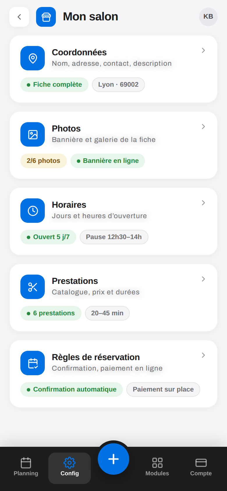 Écran « Mon salon » de Chairli : coordonnées, photos, horaires, prestations et règles de réservation, avec l'état de chaque bloc.