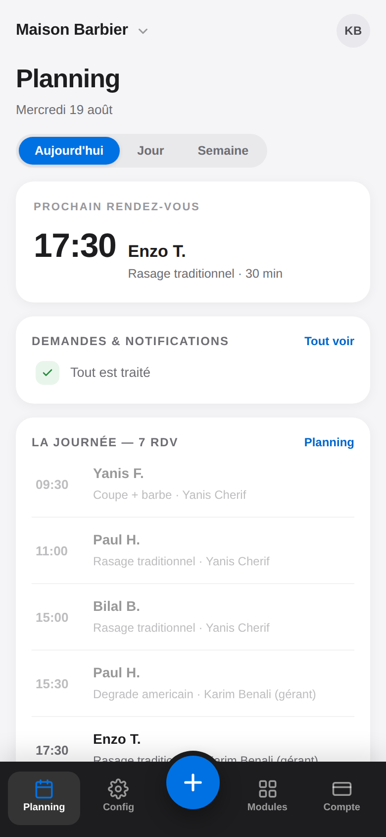 Écran Planning de Chairli sur téléphone : prochain rendez-vous à 17h30, bloc demandes et notifications, et la liste des 7 rendez-vous de la journée.